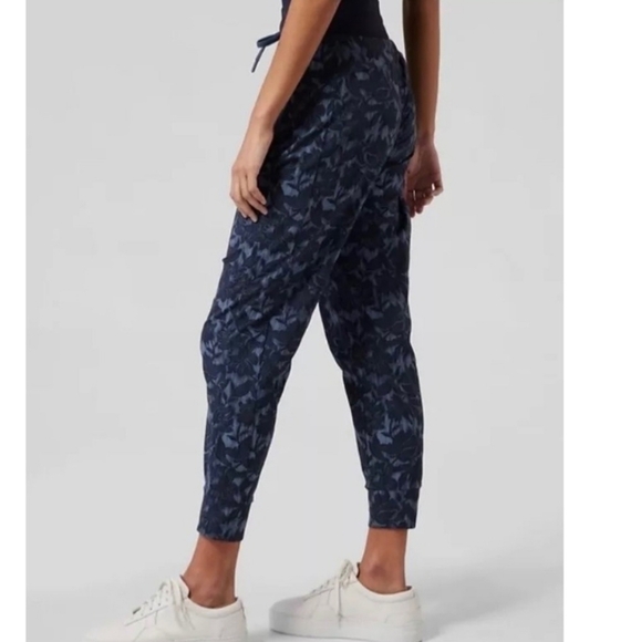 Athleta Blue Floral Trekkie North Printed Active Jogger Etheral Bloom - Picture 16 of 16